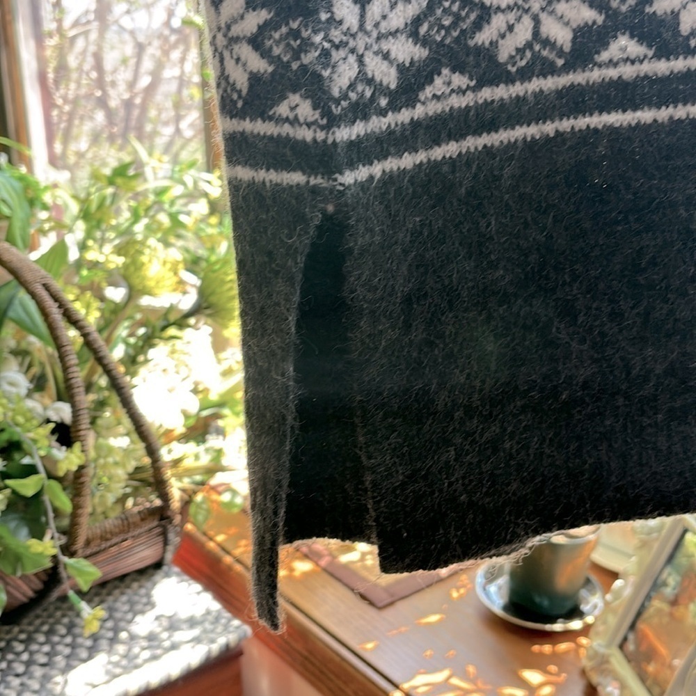 Ricki’s grey and white knitted cardigan​​​​​​​​ - Picture 5 of 6